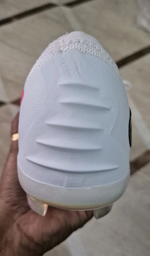 Phantom 6 Low football boot. White And Pink Colour - UK 4.5