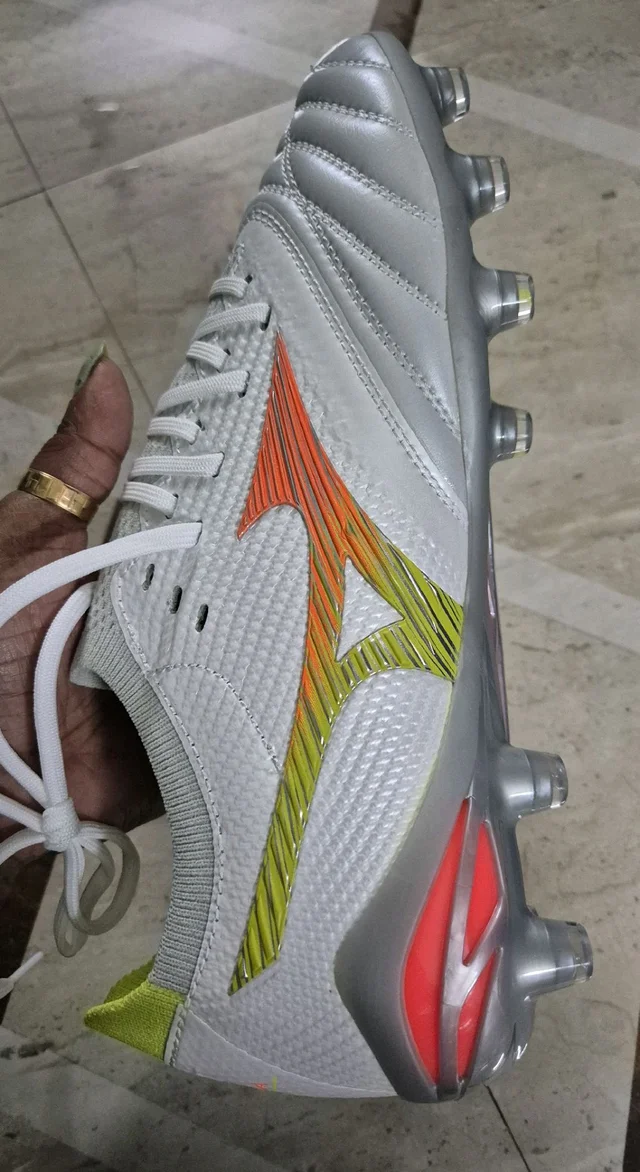 Mizuno Morelia Neo V Beta Japan football cleat. - UK 6