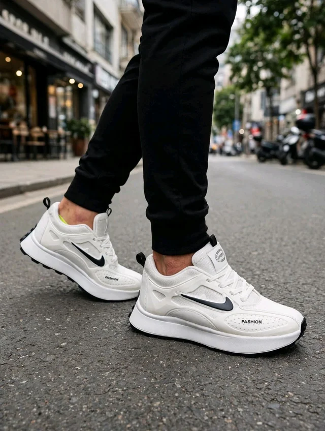 Men's White & Black Sports Shoes - 7