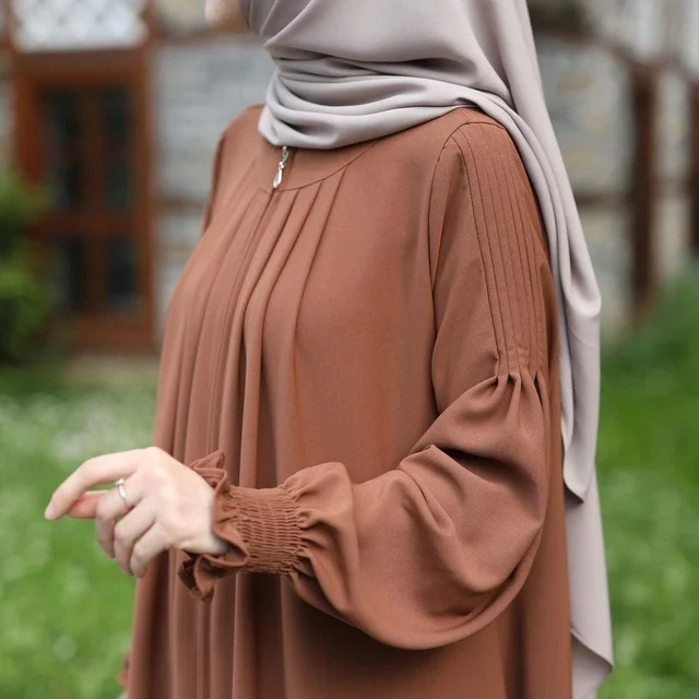 Beutiful pleated zipper abaya with elastic sleeve s. (With black hijab) - light grey